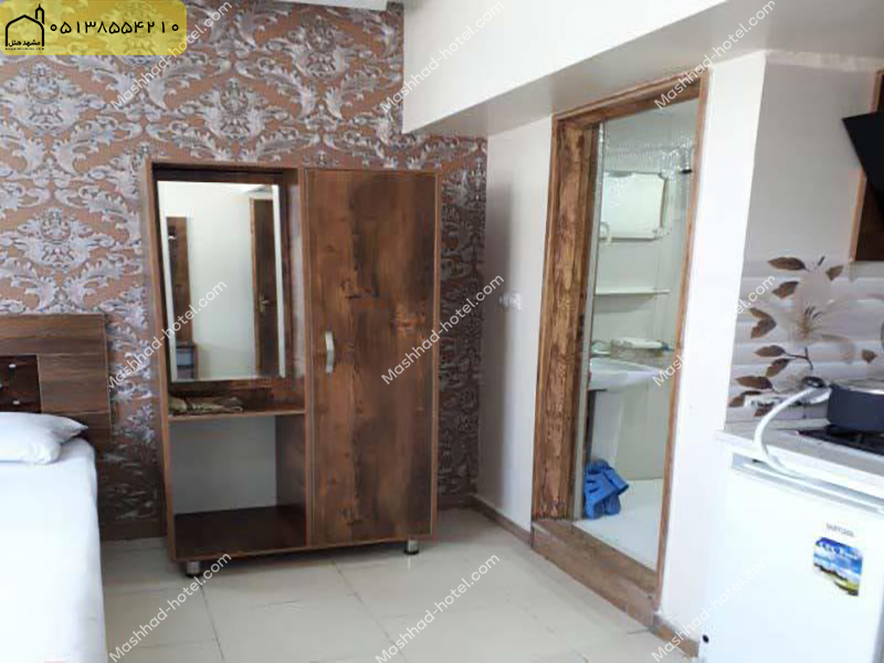 اتاق 4 تخته (1 تخت دبل و 2 تخت سینگل) + کاناپه
